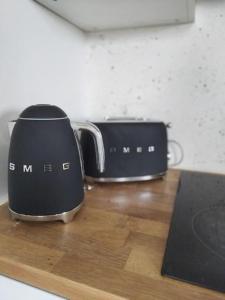 a toaster and a toaster sitting on a counter at Au pied du mur in Huy