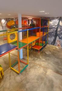 um quarto com uma sala de jogos com uma estrutura de jogos em Apbananeiras - Condomínio Sonhos da Serra em Bananeiras