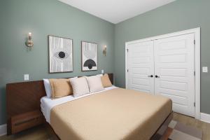 ナッシュビルにあるLuxury Design, Close to Broadway - 4 Beds, 2 Bedrmのベッドルーム1室(ベッド1台、白いドア付)