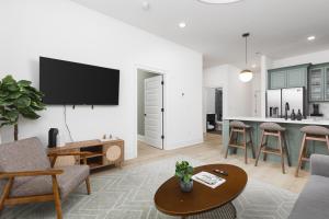 ナッシュビルにあるLuxury Design, Close to Broadway - 4 Beds, 2 Bedrmの壁に薄型テレビが取り付けられたリビングルーム