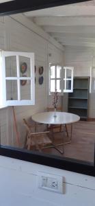 um quarto com uma mesa e uma mesa e cadeiras em Miralrio em Santa Rosa de Calamuchita