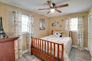 - une chambre avec un lit bébé et un ventilateur de plafond dans l'établissement Waterfront Hot Springs Home 19 Mi to Natl Park!, à Hot Springs