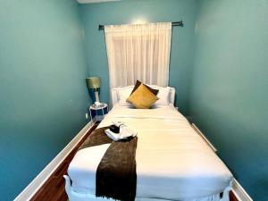 Ce lit se trouve dans un dortoir doté d'un mur bleu. dans l'établissement AB5bed Spacious 5BR Home garage parking/sleeps16/Wifi, à Edmonton