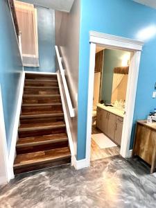 Cette chambre dispose d'un escalier avec un miroir et d'une salle de bains. dans l'établissement AB5bed Spacious 5BR Home garage parking/sleeps16/Wifi, à Edmonton