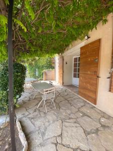 een tafel en stoel op een stenen terras bij La casa Bea in Cotignac
