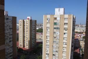 dos edificios altos parados uno al lado del otro en una ciudad en ROCH2 - Modern Apartment near Metro, en Sevilla