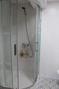 y baño con ducha y puerta de cristal. en ROCH2 - Modern Apartment near Metro, en Sevilla