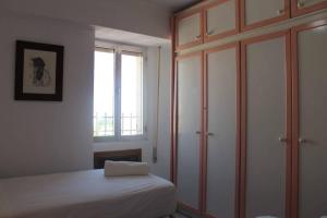 1 dormitorio con cama y ventana en ROCH2 - Modern Apartment near Metro, en Sevilla