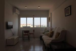 sala de estar con sofá y mesa en ROCH2 - Modern Apartment near Metro, en Sevilla