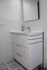 Baño blanco con lavabo y espejo en ROCH2 - Modern Apartment near Metro, en Sevilla