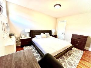 een slaapkamer met een bed en een tafel bij Peaceful & Perfect Private 1-br in Philadelphia