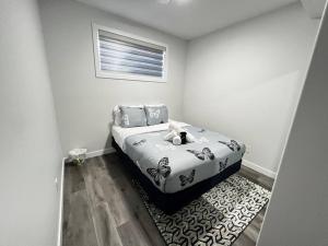 Llit o llits en una habitació de Prime Retreat: Cozy 2Bed Bsmnt with Modern Comfort