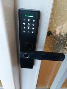 un mando a distancia en la manija de una puerta en Venos rooms en Hirtshals