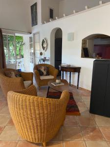 een woonkamer met stoelen en een tafel bij La casa Bea in Cotignac