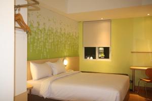 Postel nebo postele na pokoji v ubytování Zest Bogor by Swiss-Belhotel International