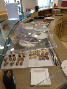 a display case with a bunch of donuts on display at Hotel al Giardinetto Ristorante Bar in Trichiana