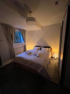 Schlafzimmer mit einem weißen Bett und einem Fenster in der Unterkunft Ferienhaus am Bach Koblenz in Koblenz
