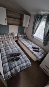 Postel nebo postele na pokoji v ubytování Seaside Heaven - Southerness Caravan Rental + 8 fotografií