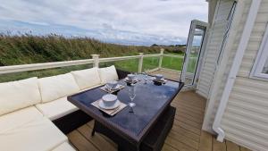 Balkón nebo terasa v ubytování Seaside Heaven - Southerness Caravan Rental
