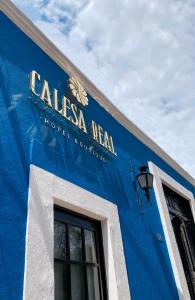 una señal azul en el lateral de un edificio en Calesa Real en Querétaro