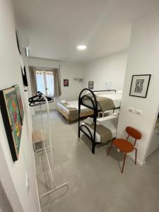 um quarto com 2 beliches e um quarto com 2 camas em San Dionigi 11 Studio Apartments em Milão
