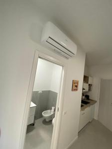 bagno con lavandino, servizi igienici e specchio di San Dionigi 11 Studio Apartments a Milano