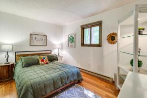 1 dormitorio con cama y ventana en Pocono Petes Mountain Chalet with Hot Tub and Deck! en Albrightsville