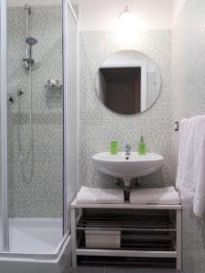y baño con lavabo y ducha con espejo. en Domus Crescenzio - Guest House, en Roma