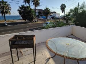 una mesa y una mesa de cristal y una silla en una calle en Casa Tecalai 5 en San Carlos