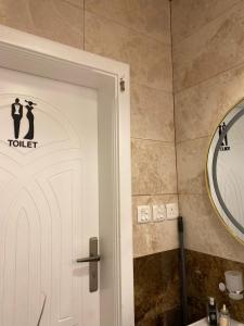 Koupelna v ubytování Al Aseel Apartment Buyoot Al Diyafah