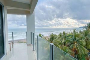 Elle comprend un balcon offrant une vue sur l'océan. dans l'établissement Luxury beach condo, stunning sunset & ocean view, à Jacó