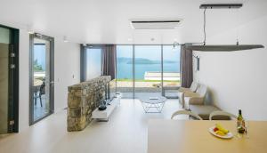 ein Wohnzimmer mit einem Steinkamin und einem Tisch in der Unterkunft Vigo Resort in Yeosu