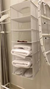 un portasciugamani con asciugamani bianchi in bagno di Al Aseel Apartment Buyoot Al Diyafah a Taif