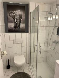 un bagno con una foto di un elefante sul muro di Central Hub Kassel City a Kassel