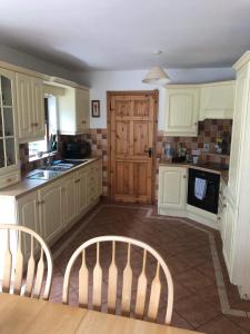 Kuchyň nebo kuchyňský kout v ubytování 2 Ballyloskey Road