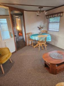 uma sala de estar com mesa e cadeiras em Mount bolton mobile home em Portlaw