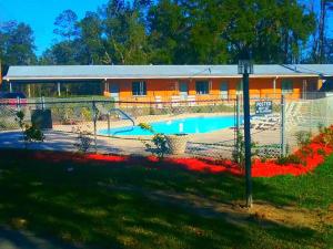 The swimming pool at or close to Country Inn LLC