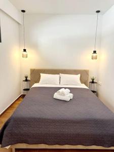 um quarto com uma cama com duas toalhas em Moschato New Home 3 vipgreece em Piraeus