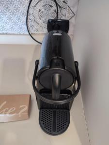 una plancha negra sentada en la parte superior de un mostrador en Le Petit Nid, en Toscolano Maderno