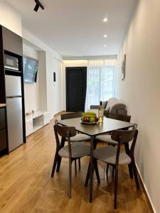 eine Küche und ein Esszimmer mit Tisch und Stühlen in der Unterkunft Moschato New Home 3 VIPGreece in Piräus