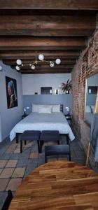 um quarto com uma cama grande e uma parede de tijolos em Storico alloggio fronte piazza in Borgo Portello em Pádua