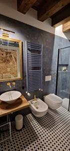 a bathroom with a sink and a toilet at Storico alloggio fronte piazza in Borgo Portello in Padova