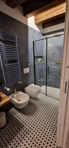 a bathroom with a toilet and a glass shower at Storico alloggio fronte piazza in Borgo Portello in Padova