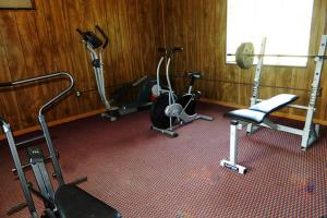 The fitness centre and/or fitness facilities at Country Inn LLC
