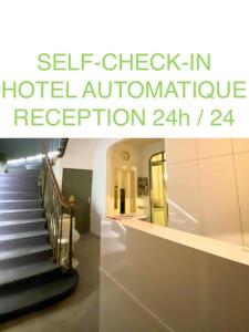 eine Treppe in Beium mit einem Schild, das den Selbst-Check-in-Empfang des Hotels angibt in der Unterkunft Authentic by Balladins, Le Carré d'Aix in Aix-les-Bains