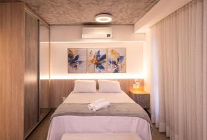 a hotel room with two beds and a window at Lindos apto com piscina no Setor Oeste IDV in Goiânia