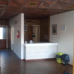 a lobby with a white counter in a room at Nueva Hostería Rio Colorado Necochea in Necochea