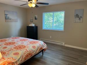 um quarto com uma cama e uma ventoinha de tecto em Carter #6 Two Bedroom Apartment near Xavier em Cincinnati