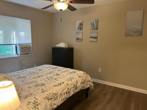 a bedroom with a bed and a ceiling fan at Carter #6 Two Bedroom Apartment near Xavier in Cincinnati +9 photos