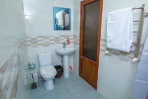 uma casa de banho com um WC e um lavatório em Hotel Latif em Bukhara